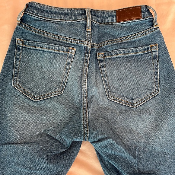 Distressed Hollister Curvy Mom Jeans - Picture 4 of 4